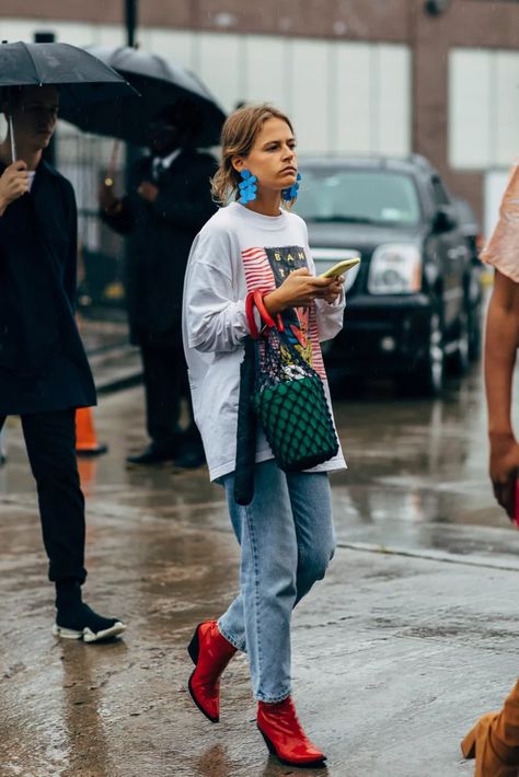 Style a sweatshirt and jeans with the coolest earrings, boots, and bag. Italian Street Style, European Street Style, Street Style 2018, Model Street Style, Popsugar Fashion, 50 Style, Looks Street Style, Street Style Inspiration, Mode Inspo