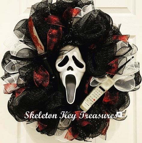 for the Ghost Face/Scream fans! Scream Wreath, Ghost Face Mask, Unique Wreath, Plastic Mask, Scream Halloween, Ghost Diy, Ghost Face, Horror Characters, Ghost Faces