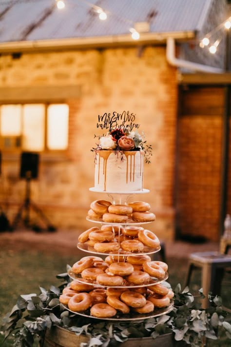 Fall Wedding Desserts, Donut Wedding Cake, Alternative Wedding Cakes, Boho Wedding Cake, Wedding Donuts, Sheath Wedding Dress Lace, Wedding Cake Alternatives, Themed Wedding Cakes, Wedding Themes Fall