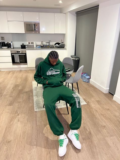 Joggers Airport Outfit, Green Tracksuit Outfit, Air Force 1 Outfit Winter, Fit Poses, Streetwear Tracksuit, Tracksuit Fashion, Baggy Fashion, Air Force 1 Outfit, Drip Fits