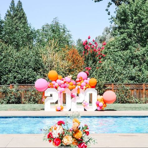 Bright & Beautiful Graduation Party for a group of friends! - Pins & Petals Graduation Party Colors, Pink Graduation Party, Grad Party Theme, Floral Graduation Party, College Grad Party, Backyard Graduation Party, Senior Graduation Party, Graduation Party Planning, Graduation Party Themes