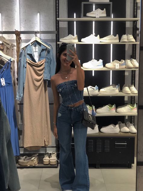 Demin, blue jean, top jean, trendy outfit, aesthetic, insta pics, ootd, photo idea Demin Tops Outfit, Demin On Demin Outfits, Denim Tube Top Outfit, Blue Tube Top Outfit, Bandeau Top Outfits, Tube Outfit, Demin Outfit, Denim Tube Top, Blue Tube Top