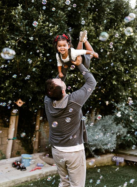 Family Pictures With Bubbles, Bubbles Family Photoshoot, Family Photos With Bubbles, Bubble Family Photoshoot, Family Photoshoot Bubbles, Family Photos Fun Creative, Fun Unique Family Photoshoot Ideas, Family Backyard Photoshoot, Backyard Photoshoot Ideas Family Photos