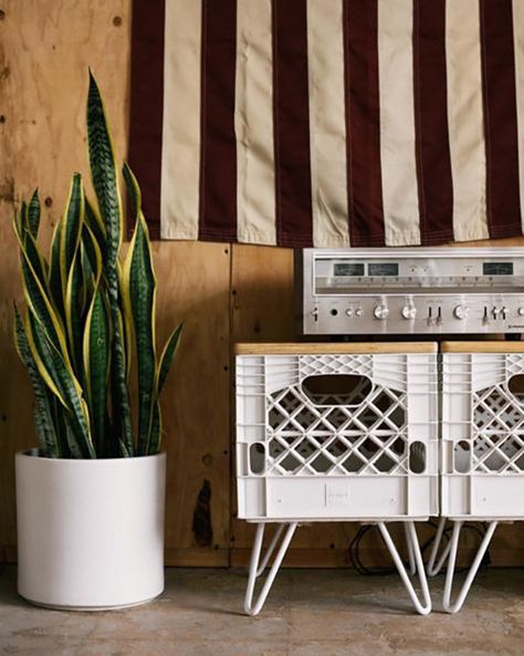 Milk Crates Diy, Milk Crate Furniture, Interior Purple, Crate Table, Crate Diy, Cute Apartment, Milk Crate, Diy Apartment Decor, Milk Crates