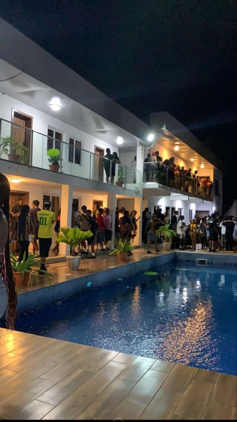 beachouse Pool Party Asthetics, Big House Party Aesthetic, Mansion Party Aesthetic, Party House Aesthetic, Pool Party Black People, Pool Party At Night, Airbnb Party, House Party Snaps, Mansion Pool Party