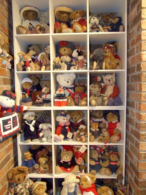 Family Room wall of bears How To Display Teddy Bears, Teddy Bear Collection Display, Boyds Bears Display, Teddy Bear Display Ideas, Teddy Bear Storage Ideas, Teddy Bear Display, Baby Room Organization Ideas, Baby Closet Ideas, Teddy Bear Room