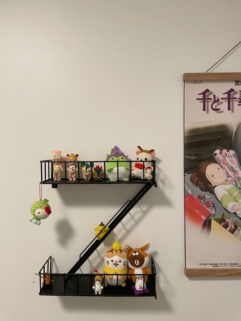 Cute Wall Shelf Ideas, Cute Shelving Ideas Bedrooms, Ponyo Room Decor, Sonny Angel Room Decor, Sonny Angel House, Sonny Angel Shelf, Aesthetic Dorm Ideas, Shelf Ideas For Bedroom, Room Trinkets