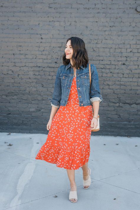 Red floral print midi dress+nude slide sandals+denim jacket+white and camel shoulder bag. Spring/ Summer Casual Date Outfit 2019 Denim Jacket Trend, Look Office, Denim Jacket Outfit, Western Wear Outfits, Denim Jacket With Dress, Date Outfit Casual, Mein Style, Black Midi, Orange Dress