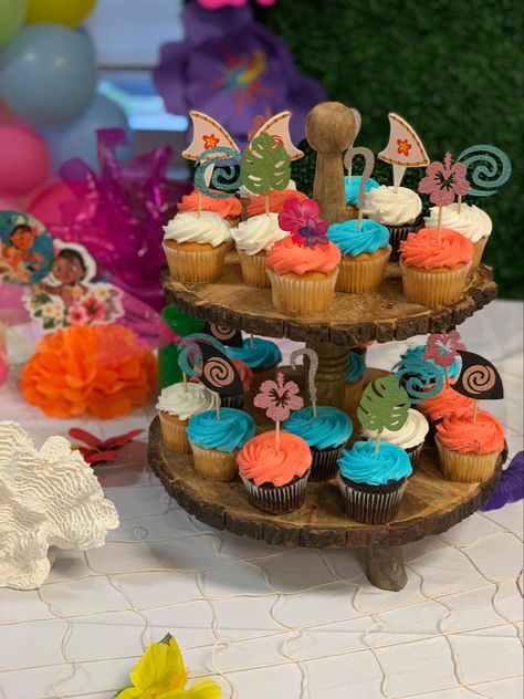 Moana Birthday Cupcakes, Moana Cupcake Ideas, Moana Dessert Table, Light Blue Cupcakes, Moana Cake Pops, Moana Cupcakes, Disney Moana Birthday Party, Moana Cupcake, Moana Birthday Cake