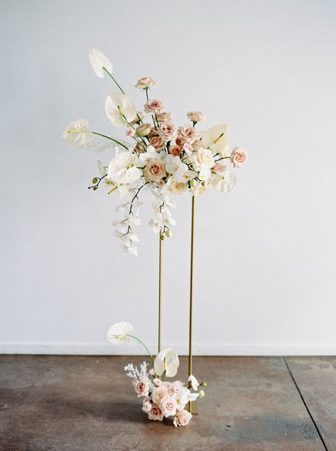 The Modern Bride — FALL FOR FLORALS Harlow Stand Arrangements, Wedding Floral Floor Arrangements, Floral Arrangement On Pedestal, Wedding Flowers On Stand, Ceremony Pedestal Flowers, Free Standing Floral Arch, Tall Centerpieces Wedding, Floral Wedding Centerpieces, Floral Pedestal