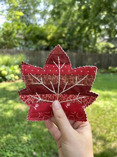 Capture the beauty of autumn leaves using scraps of fabric and simple sewing! Fabric Leaves Sewing, Fabric Leaves How To Make, Diy Fall Sewing Projects, Thanksgiving Sewing Crafts, Autumn Sewing Projects, Fall Fabric Crafts, Leaf Quilts, Leaf Table Runner, Leaf Sewing