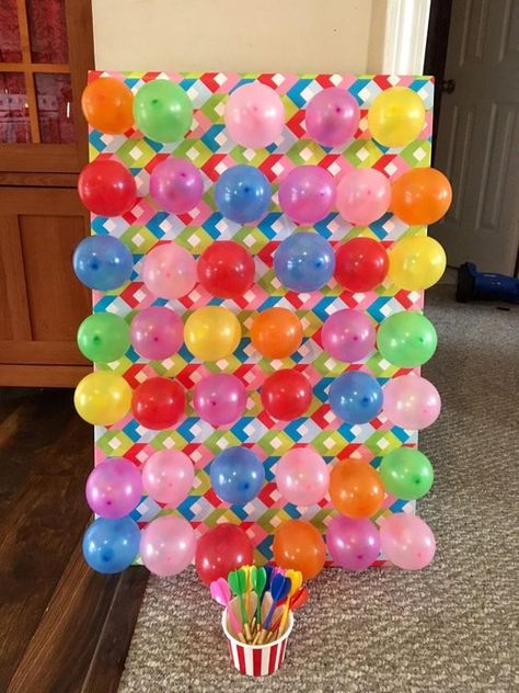 Carnaval Games Diy, Kids Carnival Birthday Party Games, Balloon Carnival Game, Carnival Balloon Pop Game, Outside Games For Birthday Parties, Backyard Carnival Birthday Party Outdoor Games, Mini Carnival Games, Balloon Dart Game Diy, Clown Party Decorations