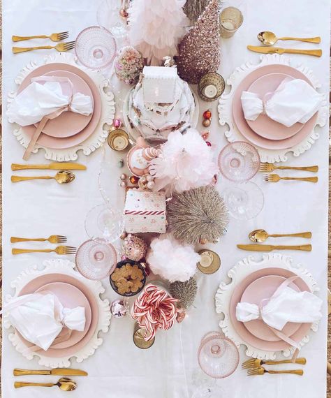 20+ Gorgeous Christmas Table Setting Ideas For An Unforgettable Holiday Pink Christmas Table Setting, Pink Christmas Table, Christmas Table Setting Ideas, Pink Wonderland, Rose Gold Christmas Decorations, Wonderland Christmas, Dinner Christmas, Christmas Table Setting, Table Setting Ideas