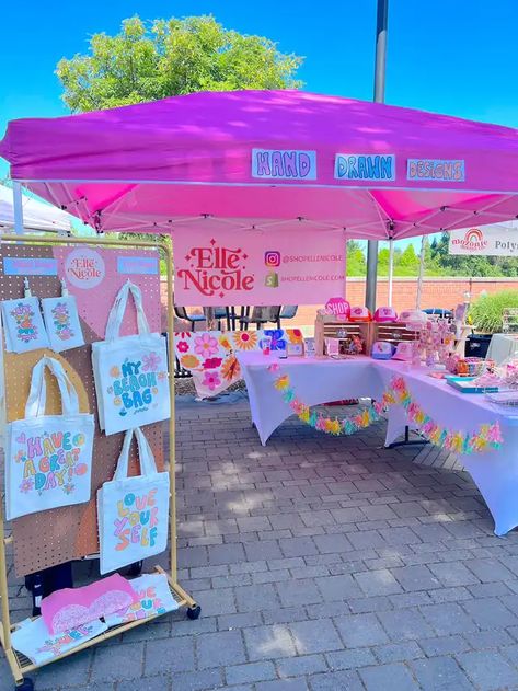 Single Table Vendor Booth, Craft Booth Decorating Ideas, Small Beauty Shop Ideas, Back To School Vendor Booth, Small Business Stand Ideas, Pink Market Stall, Cute Vendor Booths, Summer Booth Ideas, Popup Market Display