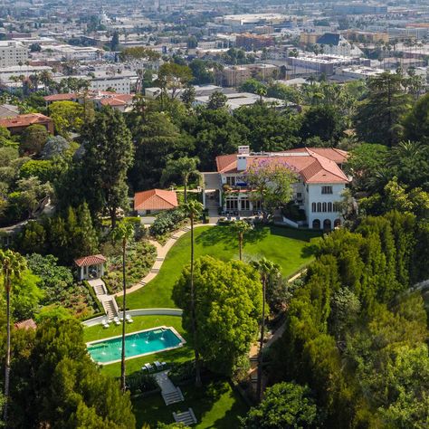 The Tomb Raider star’s new six-bedroom home in Los Feliz is the epitome of Old Hollywood charm. Come and take a look around... Angelina Jolie House, Angelina Jolie Eyes, Old Hollywood Homes, Hollywood Dream, Hollywood Homes, Beautiful Pools, Los Angeles Homes, Celebrity Houses, Angelina Jolie