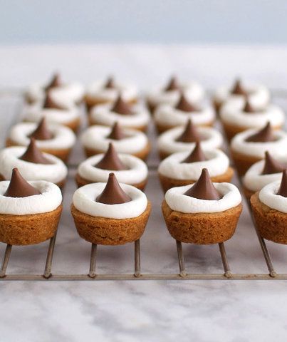 Mini S’mores Cookie Cups S'mores Cookie Cups, Smores Cookie, Cookie Cups Recipe, Graham Cracker Cookies, Coconut Dessert, Mini Appetizers, Cracker Cookies, Chips Ahoy, Cookie Cups