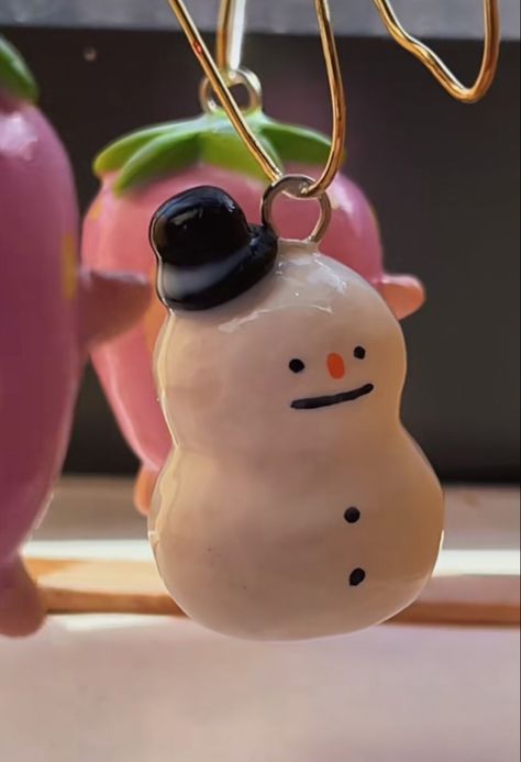 giving everyone the cold shoulder @winterrkatt on tiktok Christmas Clay Keychain, Cold Clay Porcelain Ideas, Winter Clay Ideas, Winter Clay Projects, Pottery Keychain, Polymer Clay Winter, Cork Crafts Christmas, Clay Keychain, Clay Diy Projects