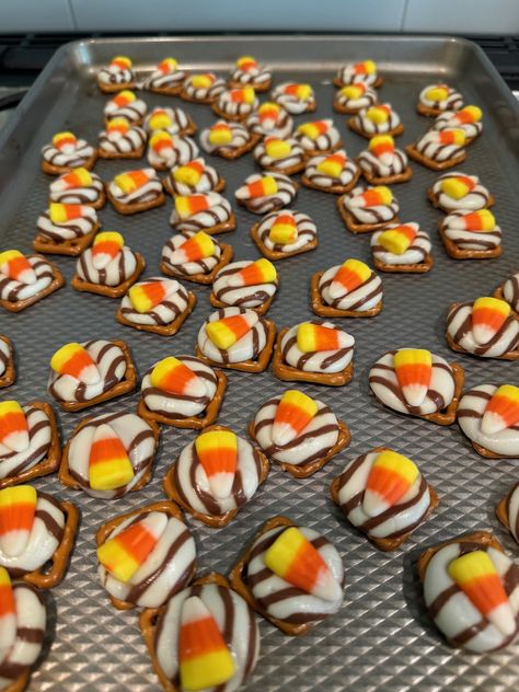 Here's how to make candy corn pretzel bites using three easy ingredients! These are festive and get people ready for fall! Candy Corn Pretzel Bites, Thanksgiving Pretzel Treats, Pretzel Candy, Christmas Pretzel, How To Make Candy, Christmas Pretzels, Pretzel Treats, Chicken Minis, Corn Snacks