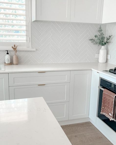 Hamptons House Interior, White Kitchen Interior Design, Herringbone Kitchen, Hamptons Kitchen, Kitchen Splashback Tiles, Modern Hampton, 2024 Color, Herringbone Tile, White Kitchen Design