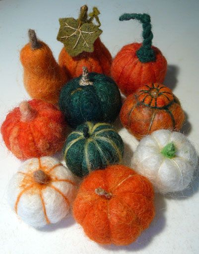 Over last two or three weeks these mini heritage variety pumpkins have been finding shape .I had been asked to make these some time ago but the season and the heat just did not  assist. However, it... Diy Laine, Tovad Ull, Pumpkins And Gourds, Diy Tricot, Felt Pumpkins, Needle Felting Diy, Wool Needle Felting, Needle Felting Tutorials, Felt Halloween