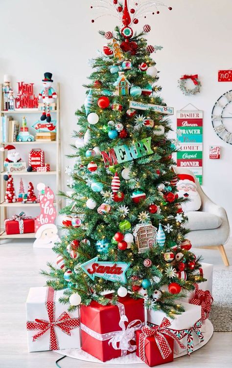 Christmas Tree Inspiration Red And Gold, Teal Christmas Tree, Aqua Christmas, Teal Christmas, Turquoise Christmas, Red Christmas Decor, Red Christmas Tree, Christmas Tree Inspiration, Beautiful Christmas Trees