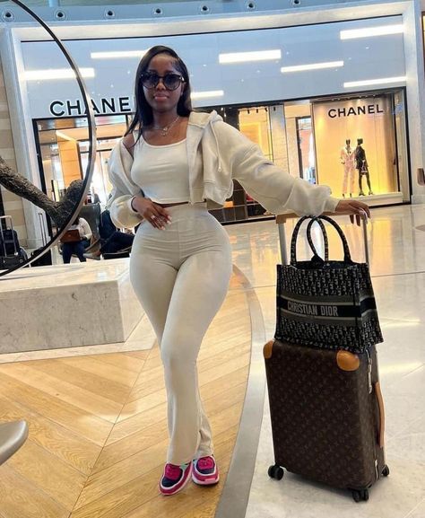 Cream Two Piece Outfit, Classy Airport Outfit, Chic Travel Style, Airport Outfit Comfy, Cute Airport Outfit, Airport Outfit Summer, Aesthetic Airport, Airport Travel Outfits, Airport Fit