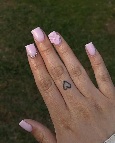 Basic Short Acrylic Nails Pink, Cute Short Nails With Flowers, Short Acrylic Nails With Acrylic Flower, Short Nails Birthday Pink, Pink Nails Birthday Short, Short Cute Nails Natural, Short Pink Sets Nails, Short Pink Nails With Flower Design, Very Short Pink Nails Designs