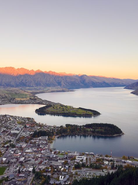 Photo: Skyline  Queenstown, New Zealand  Queenstown is a top travel destination due to its stunning natural beauty, offering a backdrop of majestic mountains and pristine lakes. It's renowned for adrenaline-pumping activities like bungee jumping and skydiving, as well as world-class skiing in winter. The town itself is vibrant, with a bustling dining scene, charming cafes, and eclectic boutiques. Additionally, its proximity to renowned vineyards makes it a haven for wine lovers. Whether seeking adventure or relaxation, Queenstown offers an unforgettable experience in one of the world's most picturesque settings. Queenstown In Winter, Queenstown New Zealand Aesthetic, Queenstown Aesthetic, Queenstown Skiing, Queenstown Winter, New Zealand Aesthetic, New Zealand Queenstown, New Zealand Winter, Queenstown New Zealand