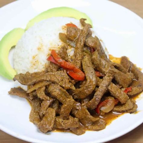 Dominican Dinner, Beef Cube Steak Recipes, Dominicano Recipes, Beef Cubed Steak, Spanish Dinner, Chinese Pepper Steak, Pepper Steak Recipe, Cube Steak Recipes, Boricua Recipes