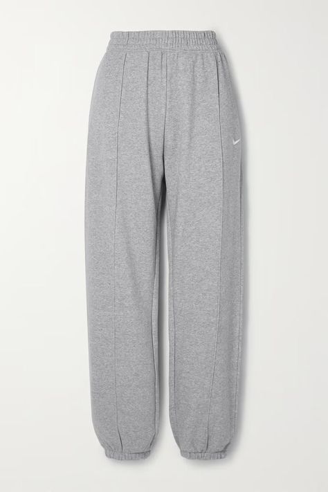 Gray Sports Pants, Fame Clothes, Nike Track Pants, Grey Sweats, Sweatpants Outfit, Grey Sweatpants, Jogging Pants, Chunky Sneakers, Dream Clothes