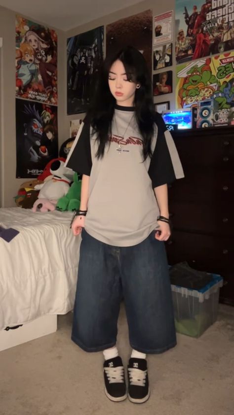 Casual Outfits With Baggy Jeans, Oversized Emo Outfits, Back To School Outfits Tomboy, Shirt Over Sweatshirt Outfit, Styling Baggy Shirts, Outfits For Seattle, Big Jorts Outfit, Long Sleeve Short Sleeve Layer Outfit, Lazy Outfits Sweatpants