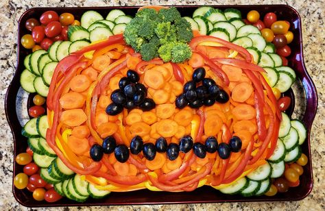 Jack O Lantern Veggie Tray, Pumpkin Shaped Veggie Tray, Pumpkin Vegetable Tray, Halloween Vegetable Tray Ideas, Pumpkin Veggie Platter, Halloween Fruits And Veggies, Halloween Veggie Charcuterie Board, Halloween Veggie Board, Spooky Veggie Tray