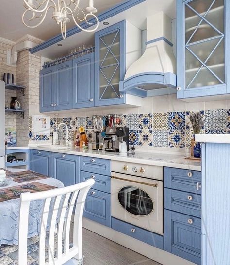 Modern Kitchen Wall Decor, Blue Kitchen Designs, Blue And White Kitchen, Dream Kitchens Design, Modern Kitchen Cabinets, Blue Kitchens, Dream House Decor, Kitchen Wall Decor, Küchen Design