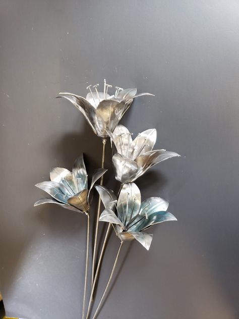 Metal Lily Flower, Metal Flower Bouquet, Welded Flowers, Metal Bouquet, Metal Flower Art, Metallic Flowers, Flower Structure, Cutlery Art, Welding Art Projects