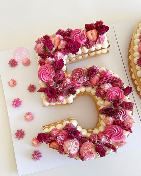 seed&coat - melbourne cakes on Instagram: “The only place I use American buttercream ✌🏼 cookie cakes. @letstalksprinkles Olaf @colour.mill burgundy & hot pink” Pink Letter Cake, 25 Number Cake, Number 15 Cake, Number Cake Decorating Ideas, Pink Number Cake, Number Cake Ideas, Hot Pink Birthday Cake, Monogram Cakes, Hot Pink Cakes