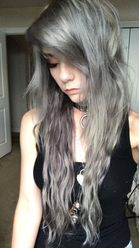 silver grey hair iroiro Gunmetal Grey Hair, Dyed Grey Hair, Grey Hair Aesthetic, Gunmetal Hair, Grey Dyed Hair, Black And Silver Hair, Silver Hair Dye, Grey Hair Dye, Black Roots