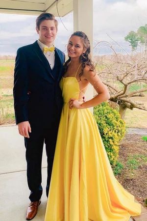 Yellow Evening Dress, Prom Vibes, Prom Dress Yellow, Yellow Prom Dress, Yellow Evening Dresses, Yellow Prom, Prom Picture, Prom Photoshoot, Prom Poses