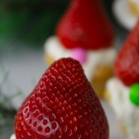 Lise Ode | Mom Loves Baking ® on Instagram: "Easy Christmas Gnome Cookies are super cute and simple, made with store bought cookie dough, topped with a homemade buttercream "beard", strawberry hat and candy nose. Recipe link in bio. #gnomecookies https://www.momlovesbaking.com/easy-christmas-gnome-cookies/" Christmas Gnome Food Ideas, Christmas Gnome Treats, Gnome Brownie Bites, Gnome Christmas Desserts, Gnome Cookies With Strawberries, Gnome Cookies, Strawberry Hat, Homemade Buttercream, Buy Cookies