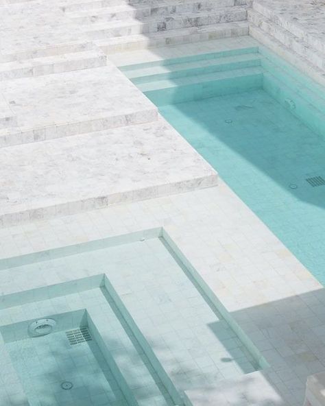 Can we say anything more about this white marble pool in Thailand?  #Marble #Dream #Nature Que dire dautre sur cette piscine thaïlandaise en marbre blanc ? Moderne Pools, Swimming Pool Tiles, Swimming Pool House, Casa Patio, Dream Pools, Beautiful Pools, Pool Design, Pool Tile, Cool Pools