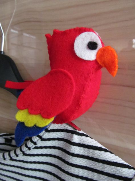 Clip On Pirate's Parrot - Felt craft, Pirate Party, Fancy Dress                                                                                                                                                                                 More Diy Pirate Costume For Kids, Diy Pirate Costume, Boys Pirate Costume, Diy Costumes For Boys, Homemade Pirate Costumes, Party Games Group, Diy Costumes Kids Boys, Parrot Craft, Pirate Costume Kids