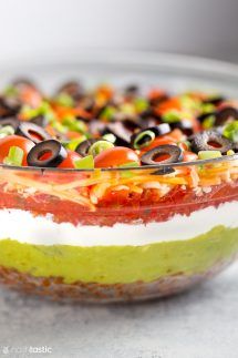 https://www.noshtastic.com/keto-7-layer-dip/ Super Bowl Essen, Layered Taco, Dip Healthy, Layered Dip Recipes, Layered Taco Dip, 7 Layer Dip, Seven Layer Dip, Healthy Appetizer, Gluten Free Appetizers