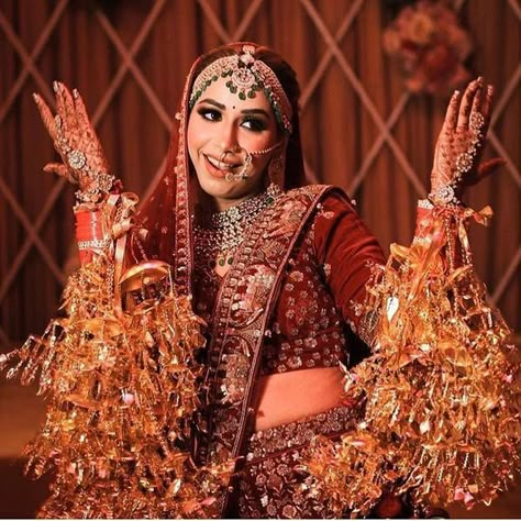 The Cutest Kaleera Photos We Spotted On Real Brides! Bridal Chura, Punjabi Bride, Wedding Girl, Indian Bridal Dress, Bridal Photoshoot, Indian Bridal Outfits, Bridal Bangles, Bridal Portrait, Bridal Jewellery Indian