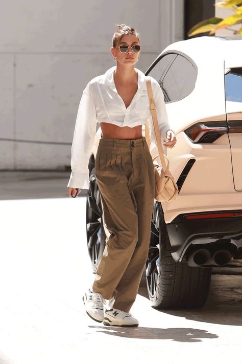 White Summer Blouse
High waisted pants 
White blouse outfit 
Trendy Tops Women Cargo Pants Outfit, Malu Trevejo Outfits, Hailey Bieber Street Style, Pant Outfits For Women, Women Cargo Pants, Skandinavian Fashion, Nashville Outfits, Cargo Pants Outfit, Looks Street Style