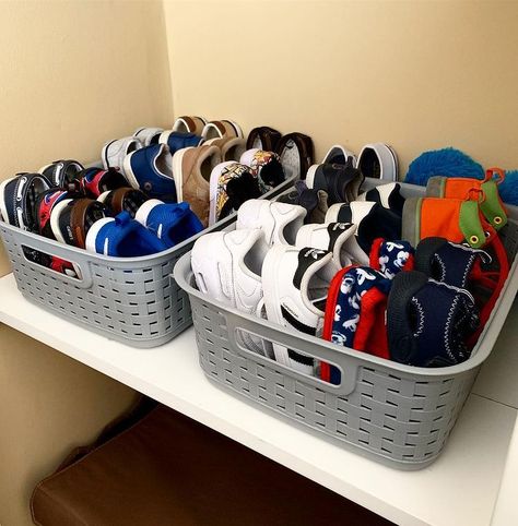 Shoes Storage For Kids, Kids Shoes Organization, Kid Shoe Storage, Ideas Para Organizar Zapatos, Ideas Para Organizar Cuarto, Kids Shoe Organization, Armoire Entree, Closet Organisation, Kids Bedroom Organization