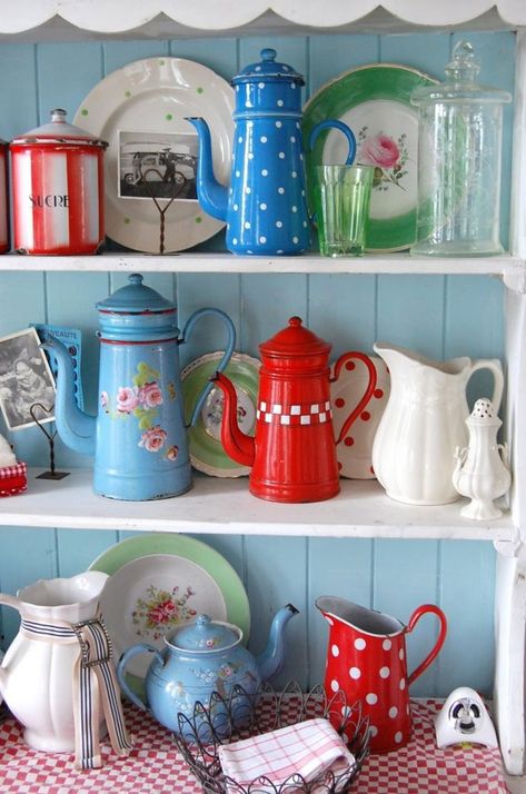 Retro Kitchen Accessories, Retro Kitchen Decor, Kitchen Accessories Decor, Vintage Enamelware, Red Kitchen, Teapots And Cups, Vintage Kitchen Decor, Chocolate Pots, Shabby Vintage