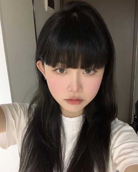 Full Bangs Long Hair, Korean Makeup Look, Full Bangs, Minimalistic Aesthetic, Ulzzang Makeup, Korean Japanese, Grunge 90s, Cute Makeup Looks, Long Hair With Bangs