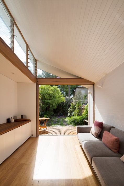 Adriano Pupilli Architects has designed a Courtyard House in Sydney’s Petersham that fits its charming design snuggly between terrace houses. Timber Panel Ceiling, Blackbutt Floors, Long Narrow House, Panel Ceiling, Midcentury Architecture, Skillion Roof, Narrow House Designs, Timber Floors, Timber Ceiling