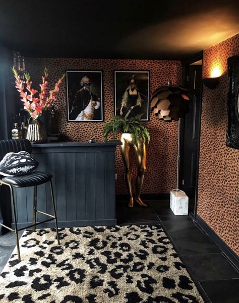 Deco Spa, Nails Cheetah, Muebles Shabby Chic, Dark Paint Colors, Dark Paint, Floral Bedroom, Decor Studio, Quirky Decor, Dark Wall