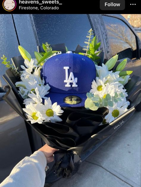 Flower Bouquet With Baseball Cap, Rose Bouquet With Hat For Men, Fitted Hat Flower Bouquet, Flower Bouquet For Men With Hat, Guy Hat Bouquet, Flowers With Hat For Men, Mens Flower Bouquet With Hat, Men’s Bouquet With Hat, Ramo Buchon For Boyfriend