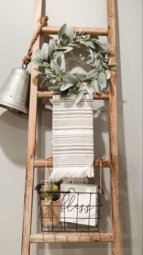 Blanket Ladder Ideas Living Rooms, Blanket Ladder Bedroom, Ladder Decoration, Wood Ladder Decor Ideas, Ladder In Bathroom Decor, Decorate A Ladder, Latter Decorations, Decorated Ladders Ideas, Decorating Ladders Ideas